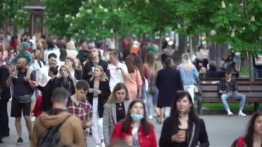 Ukrayna 'nın Kyiv şehrinde bir çok insan.