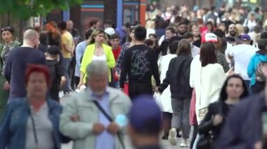 Ukrayna 'nın Kyiv şehrinde bir çok insan.