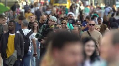 Ukrayna 'nın Kyiv şehrinde bir çok insan.