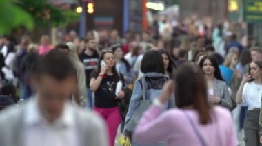 Ukrayna 'nın Kyiv şehrinde bir çok insan.