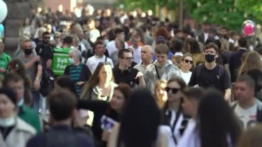 Ukrayna 'nın Kyiv şehrinde bir çok insan.