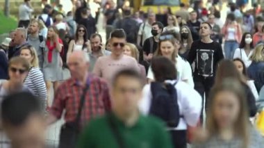 Ukrayna 'nın Kyiv şehrinde bir çok insan.