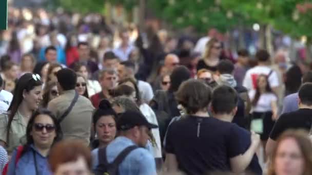 Wiele osób na ulicy miasta, Kijów, Ukraina. — Wideo stockowe