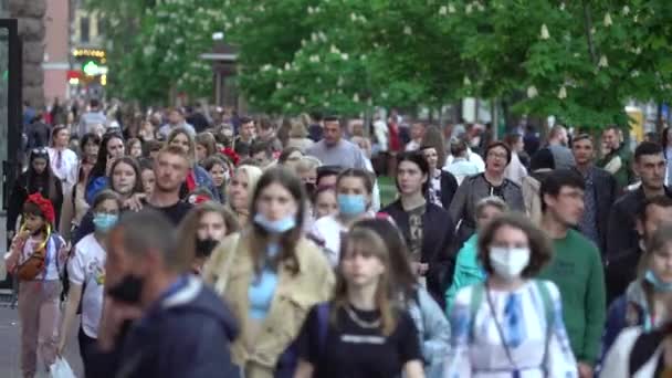 Muitas pessoas em uma rua de cidade, Kiev, Ucrânia. — Vídeo de Stock