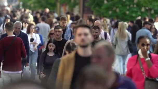 Många människor på en stadsgata, Kiev, Ukraina. — Stockvideo
