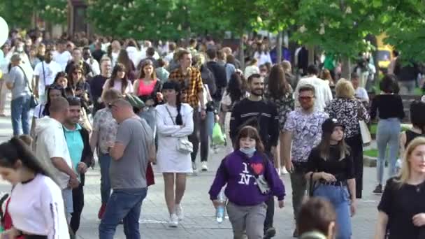 Muitas pessoas em uma rua de cidade, Kiev, Ucrânia. — Vídeo de Stock