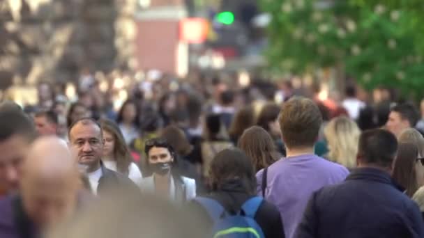 Muitas pessoas em uma rua de cidade, Kiev, Ucrânia. — Vídeo de Stock