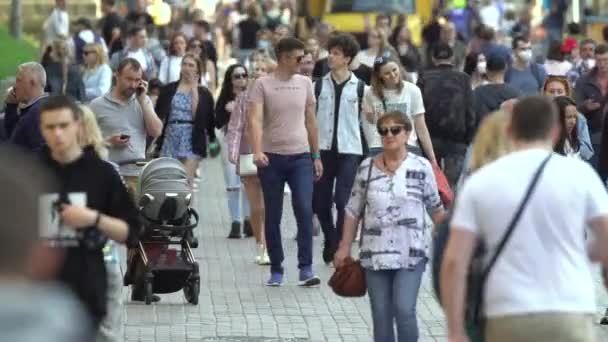 Muitas pessoas em uma rua de cidade, Kiev, Ucrânia. — Vídeo de Stock