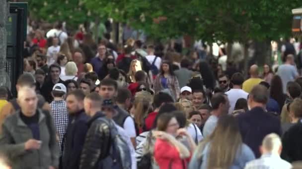 Mnoho lidí na městské ulici, Kyjev, Ukrajina. — Stock video