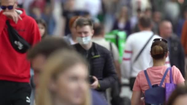 Muchas personas en una calle de la ciudad, Kiev, Ucrania. — Vídeos de Stock