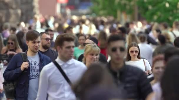 Muchas personas en una calle de la ciudad, Kiev, Ucrania. — Vídeos de Stock