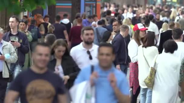 Veel mensen op een straat in de stad, Kiev, Oekraïne. — Stockvideo