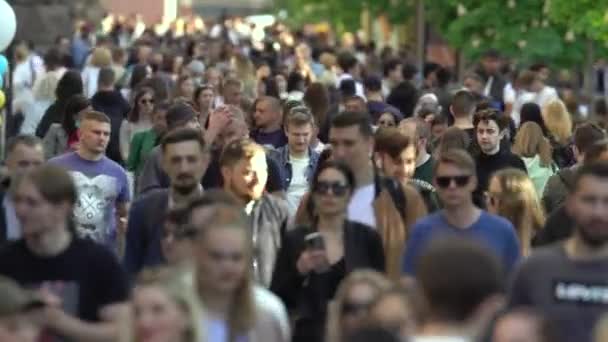 Molta gente su una strada di città, Kiev, Ucraina. — Video Stock