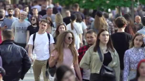 Muitas pessoas em uma rua de cidade, Kiev, Ucrânia. — Vídeo de Stock