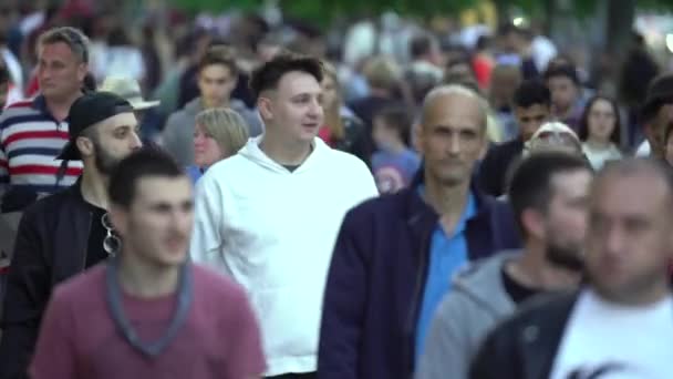 Beaucoup de gens dans une rue de la ville, Kiev, Ukraine. — Video