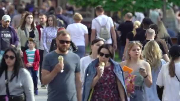 Molta gente su una strada di città, Kiev, Ucraina. — Video Stock