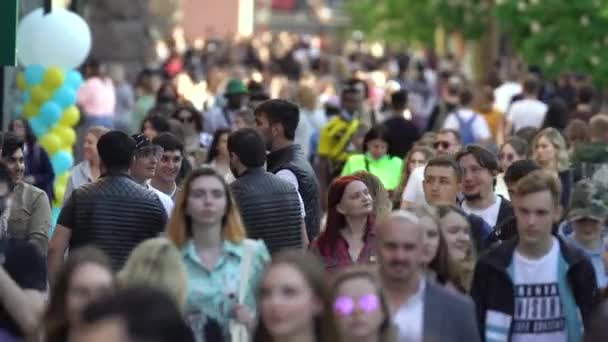 Muitas pessoas em uma rua de cidade, Kiev, Ucrânia. — Vídeo de Stock