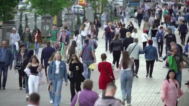 Wiele osób na ulicy miasta, Kijów, Ukraina. — Wideo stockowe