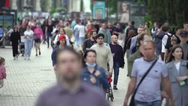 Muchas personas en una calle de la ciudad, Kiev, Ucrania. — Vídeos de Stock