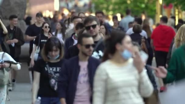 Veel mensen op een straat in de stad, Kiev, Oekraïne. — Stockvideo