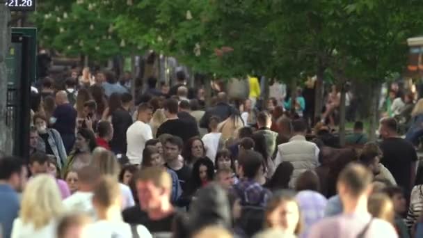 Viele Menschen auf einer Straße in Kiew, Ukraine. — Stockvideo