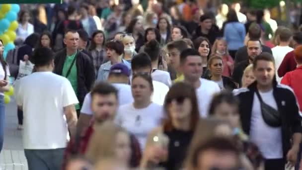 Muitas pessoas em uma rua de cidade, Kiev, Ucrânia. — Vídeo de Stock