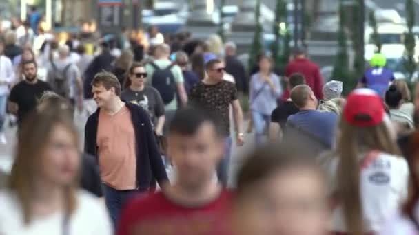 Muitas pessoas em uma rua de cidade, Kiev, Ucrânia. — Vídeo de Stock