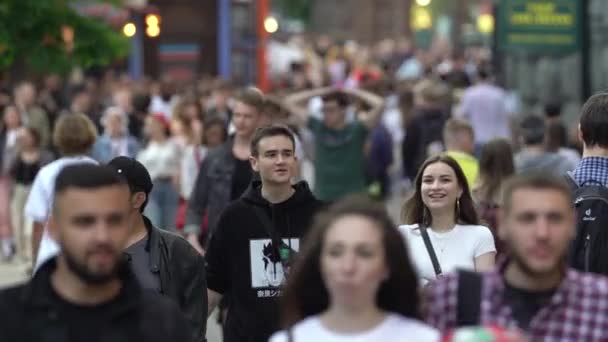 Muchas personas en una calle de la ciudad, Kiev, Ucrania. — Vídeos de Stock