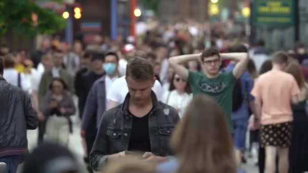 Muitas pessoas em uma rua de cidade, Kiev, Ucrânia. — Vídeo de Stock