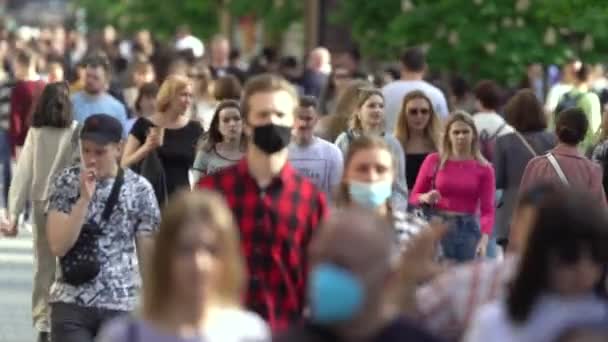 Ukrayna 'nın Kyiv şehrinde bir çok insan. — Stok video
