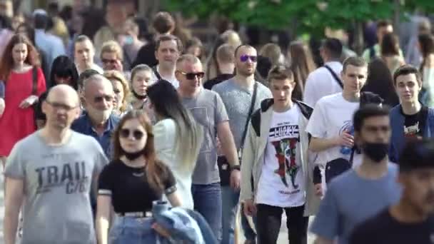 Beaucoup de gens dans une rue de la ville, Kiev, Ukraine. — Video