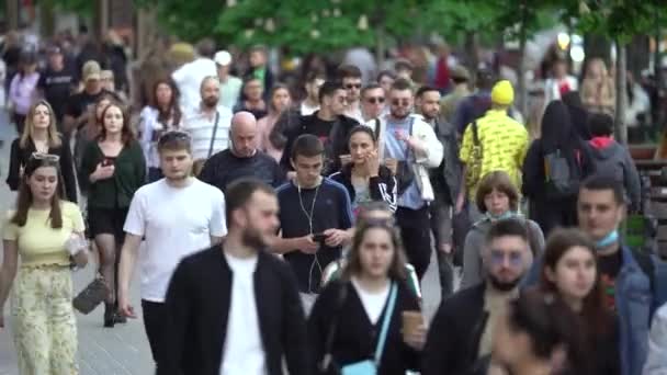 Many people on a city street, Kyiv, Ukraine. — Stock Video