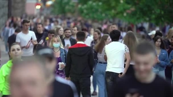 Много людей на городской улице, Киев, Украина. — стоковое видео