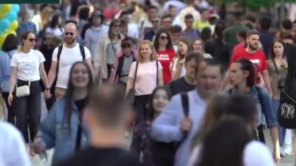 Багато людей на міській вулиці (Київ, Україна).. — стокове відео