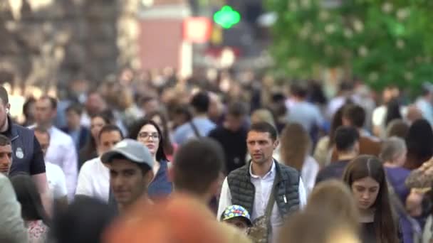 Beaucoup de gens dans une rue de la ville, Kiev, Ukraine. — Video