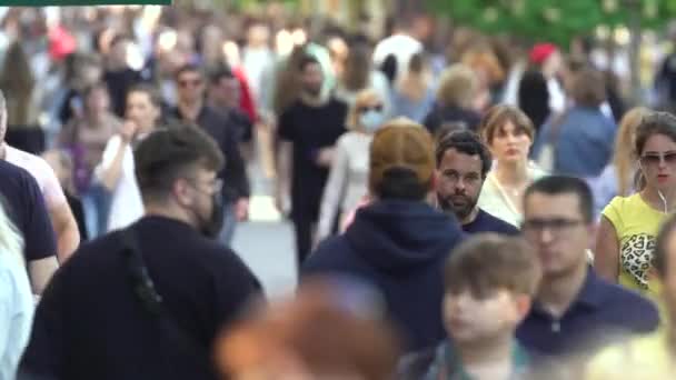 Muitas pessoas em uma rua de cidade, Kiev, Ucrânia. — Vídeo de Stock