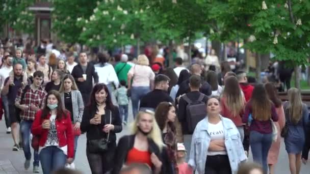 Veel mensen op een straat in de stad, Kiev, Oekraïne. — Stockvideo