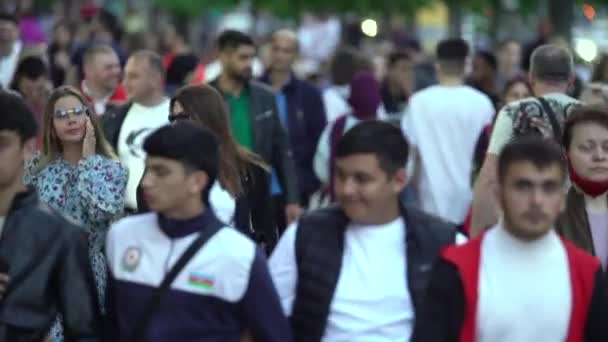 Molta gente su una strada di città, Kiev, Ucraina. — Video Stock