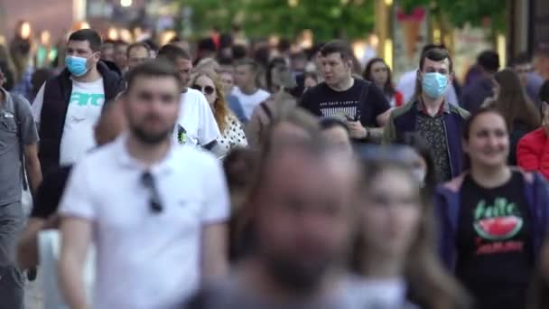 Много людей на городской улице, Киев, Украина. — стоковое видео