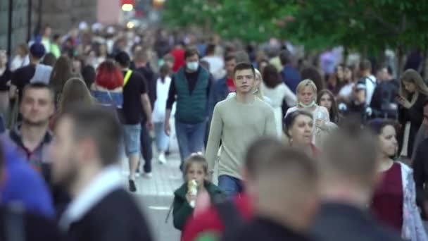 Veel mensen op een straat in de stad, Kiev, Oekraïne. — Stockvideo