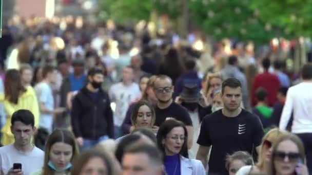 Wiele osób na ulicy miasta, Kijów, Ukraina. — Wideo stockowe