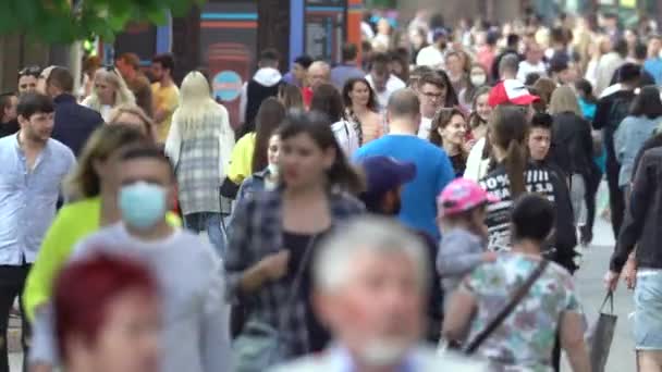 Veel mensen op een straat in de stad, Kiev, Oekraïne. — Stockvideo