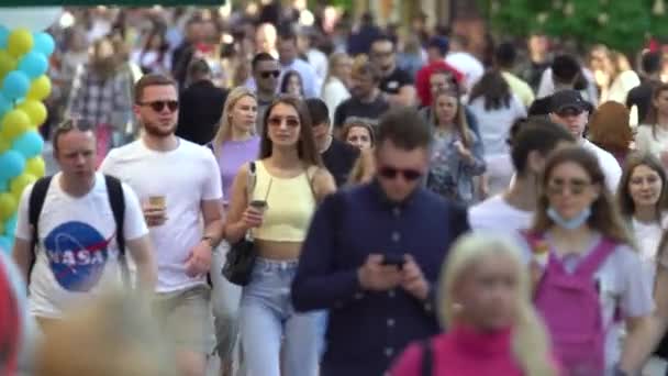 Muitas pessoas em uma rua de cidade, Kiev, Ucrânia. — Vídeo de Stock