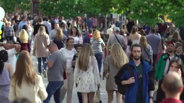 Muitas pessoas em uma rua de cidade, Kiev, Ucrânia. — Vídeo de Stock