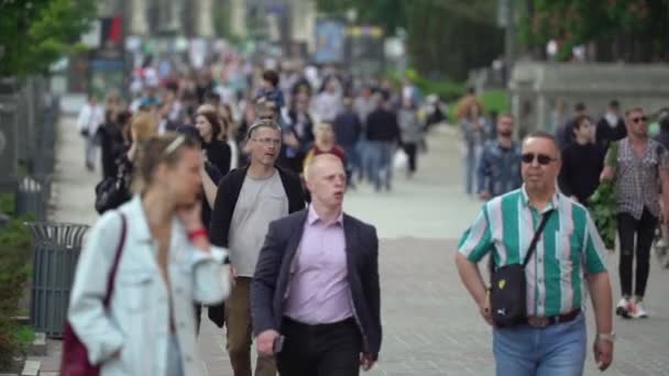 Mnoho lidí na městské ulici, Kyjev, Ukrajina. — Stock video