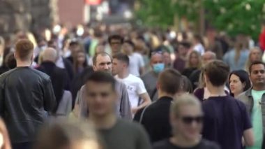 Ukrayna 'nın Kyiv şehrinde bir çok insan.