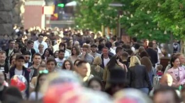 Ukrayna 'nın Kyiv şehrinde bir çok insan.