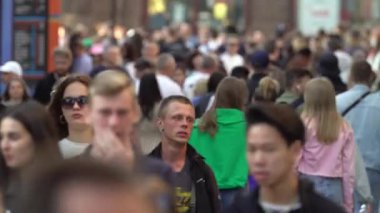 Ukrayna 'nın Kyiv şehrinde bir çok insan.