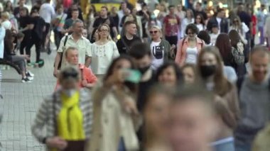 Ukrayna 'nın Kyiv şehrinde bir çok insan.