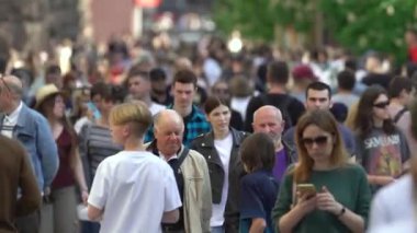 Ukrayna 'nın Kyiv şehrinde bir çok insan.